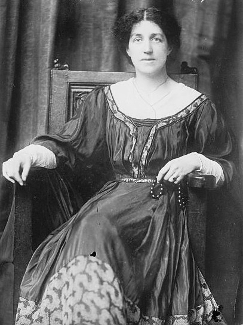 Female Pre Raphaelite Artist