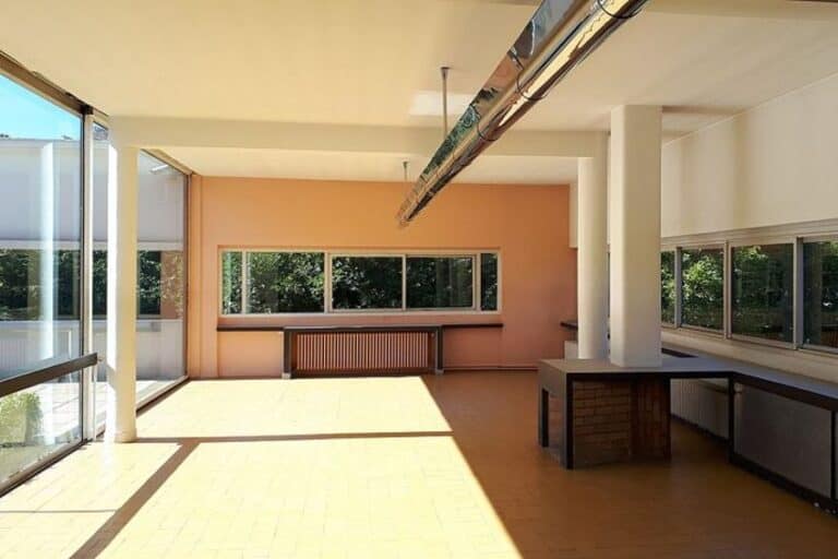 Villa Savoye – A Look at the Famous Le Corbusier House