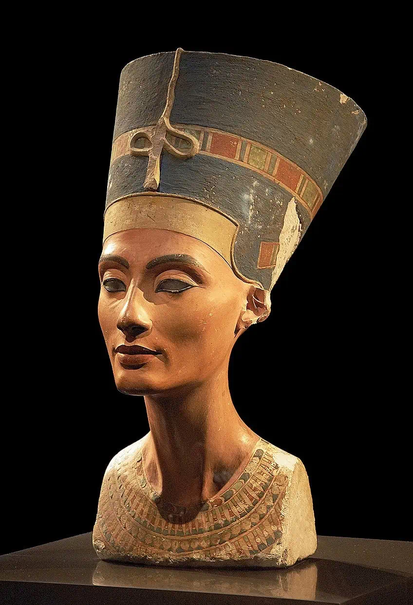 Famous Queen Nefertiti Statue