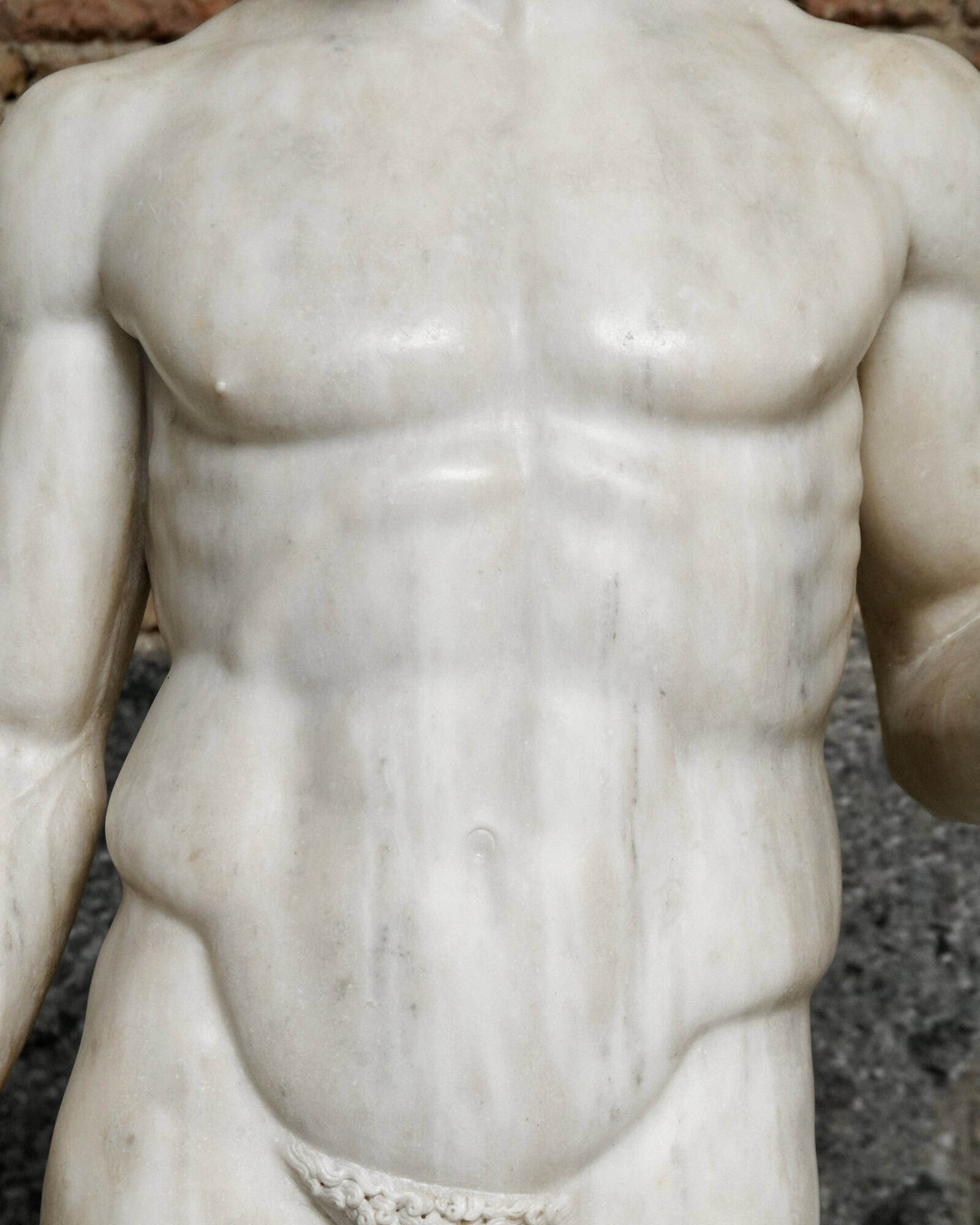 The marble tree-trunk support beside the Doryphoros's weight-bearing leg.