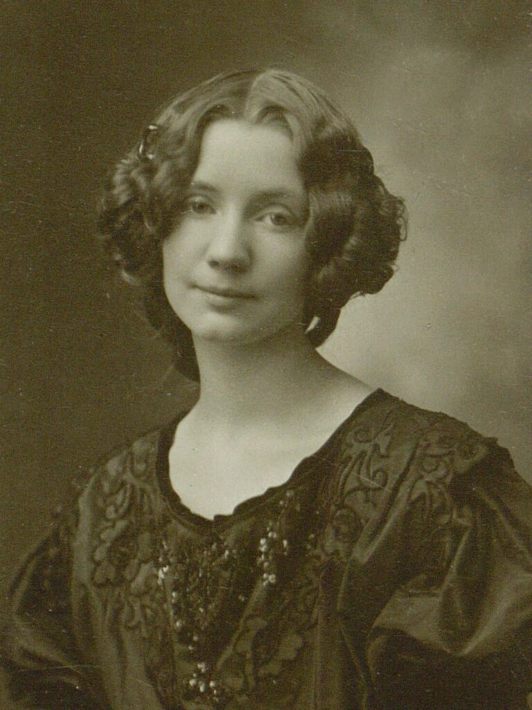 Gerda Wegener photographed as a bride in 1904.