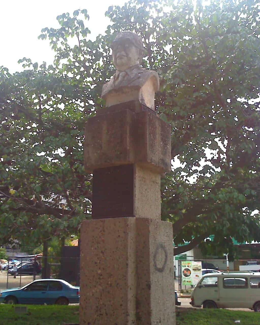 A sculpture of painter José Antonio Velásquez in Tegucigalpa's Redondel de los Artesanos.